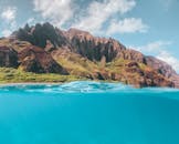 夏威夷纳巴利海岸的壮丽景色，充满活力的蓝色海洋和引人注目的悬崖