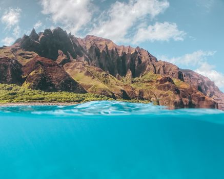 夏威夷纳巴利海岸的壮丽景色，包括充满活力的蓝色海洋和引人注目的悬崖