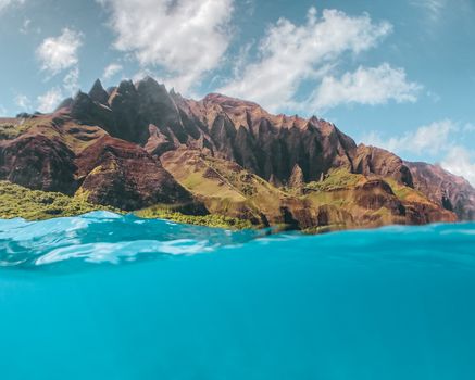 在明亮的夏日天空下，碧绿的海水和崎岖的悬崖令人惊叹