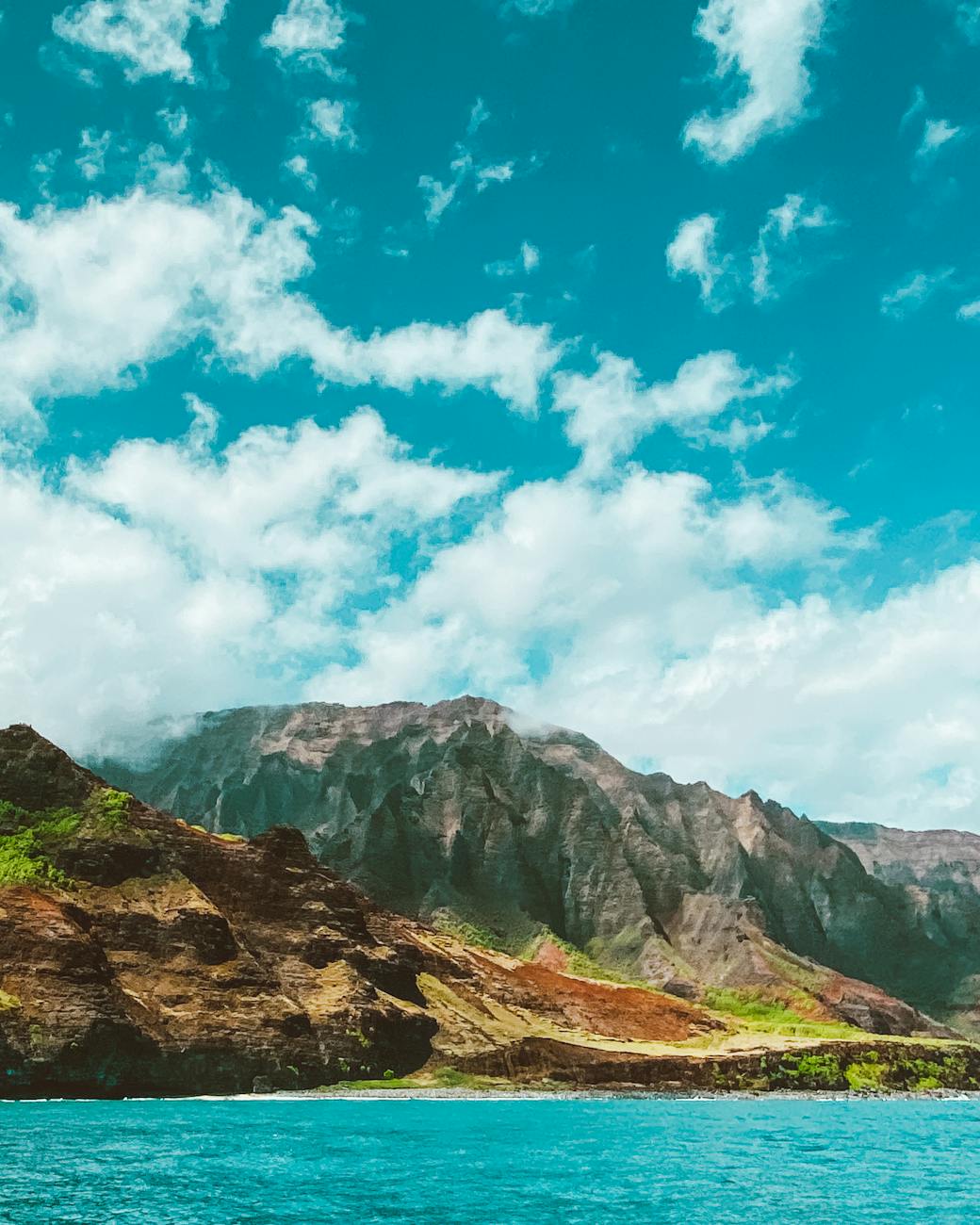 Kauai: vyhliadkový vrtuľník sa zrútil na odľahlej pláži Kalalau, traja mŕtvi a dvaja zranení