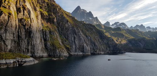 Gratis lagerfoto af båd, baggrund, bjerge