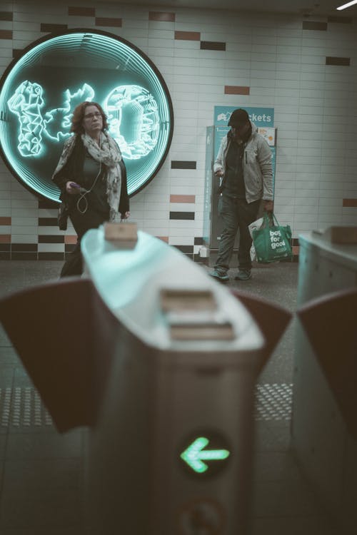Foto profissional grátis de andando, estação de metrô, franco
