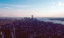 这张鸟瞰图展现了令人惊叹的纽约市天际线，黄昏时分，标志性的双子塔格外醒目