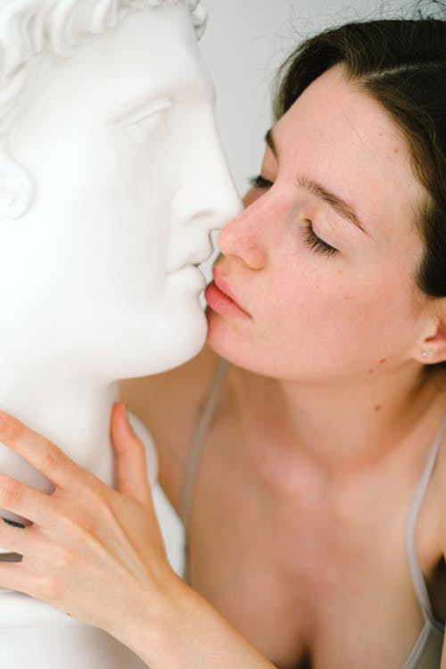Free Tender woman kissing gypsum sculpture Stock Photo