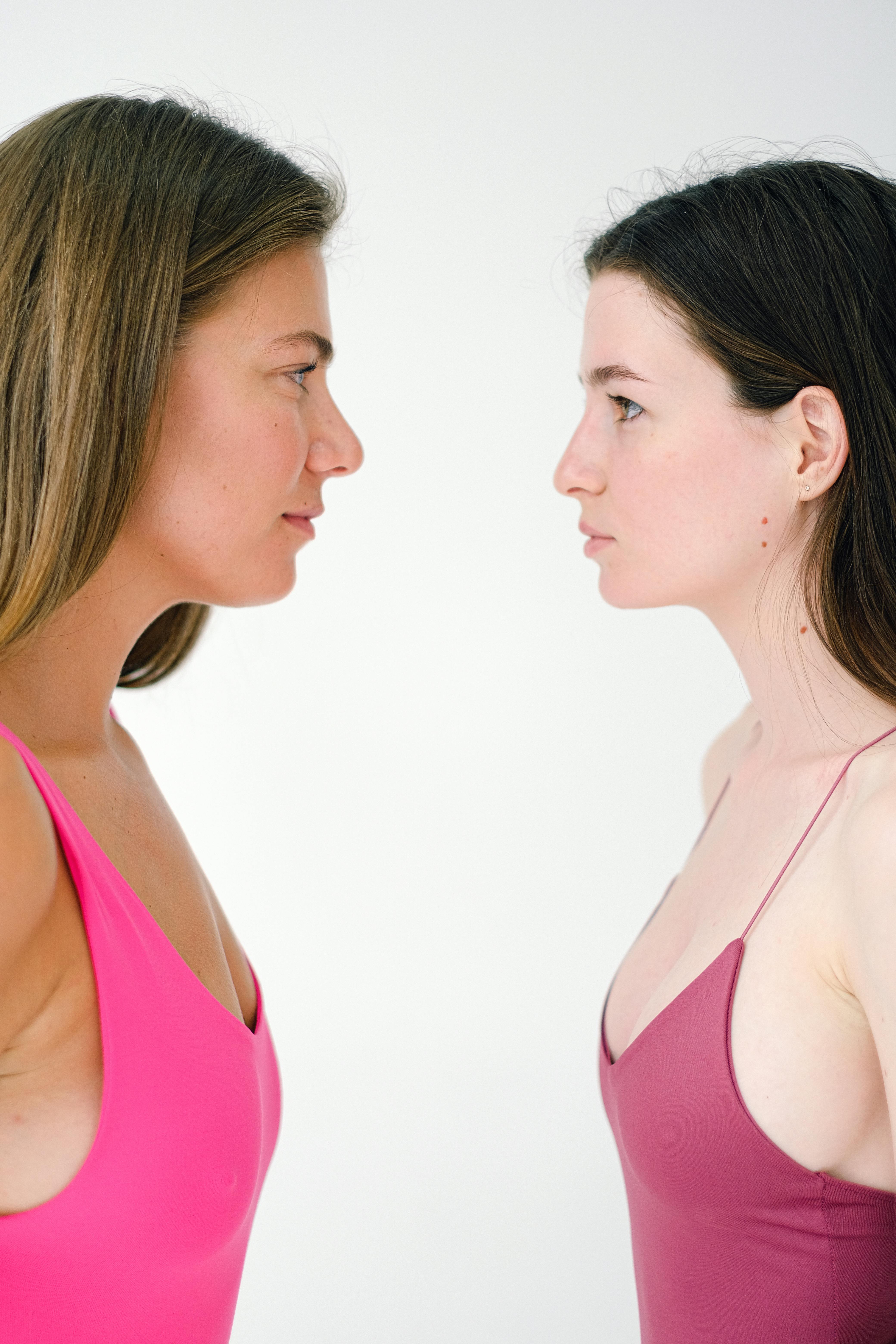 bezplatná Základová fotografie zdarma na téma bílé pozadí, dlouhé vlasy, focení Základová fotografie