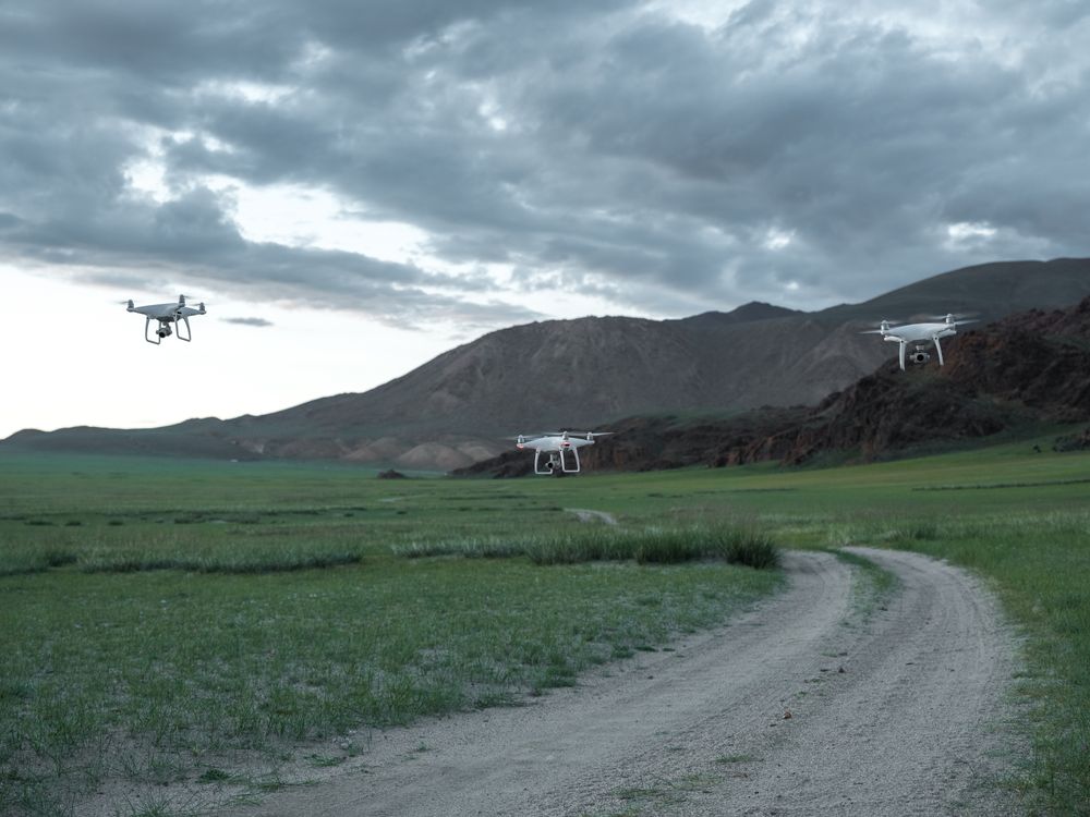 Manzara üzerinde havada duran drone