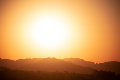 Immagine gratuita di cielo arancione, luminoso, montagne