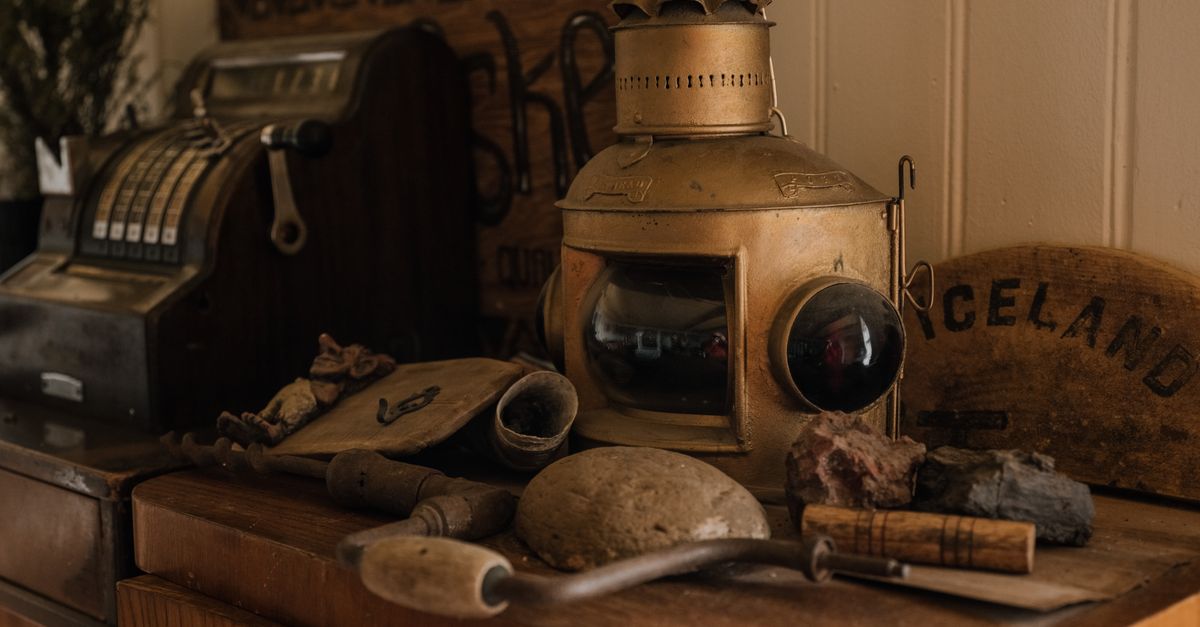 Les secrets des objets anciens : comment déchiffrer leur histoire