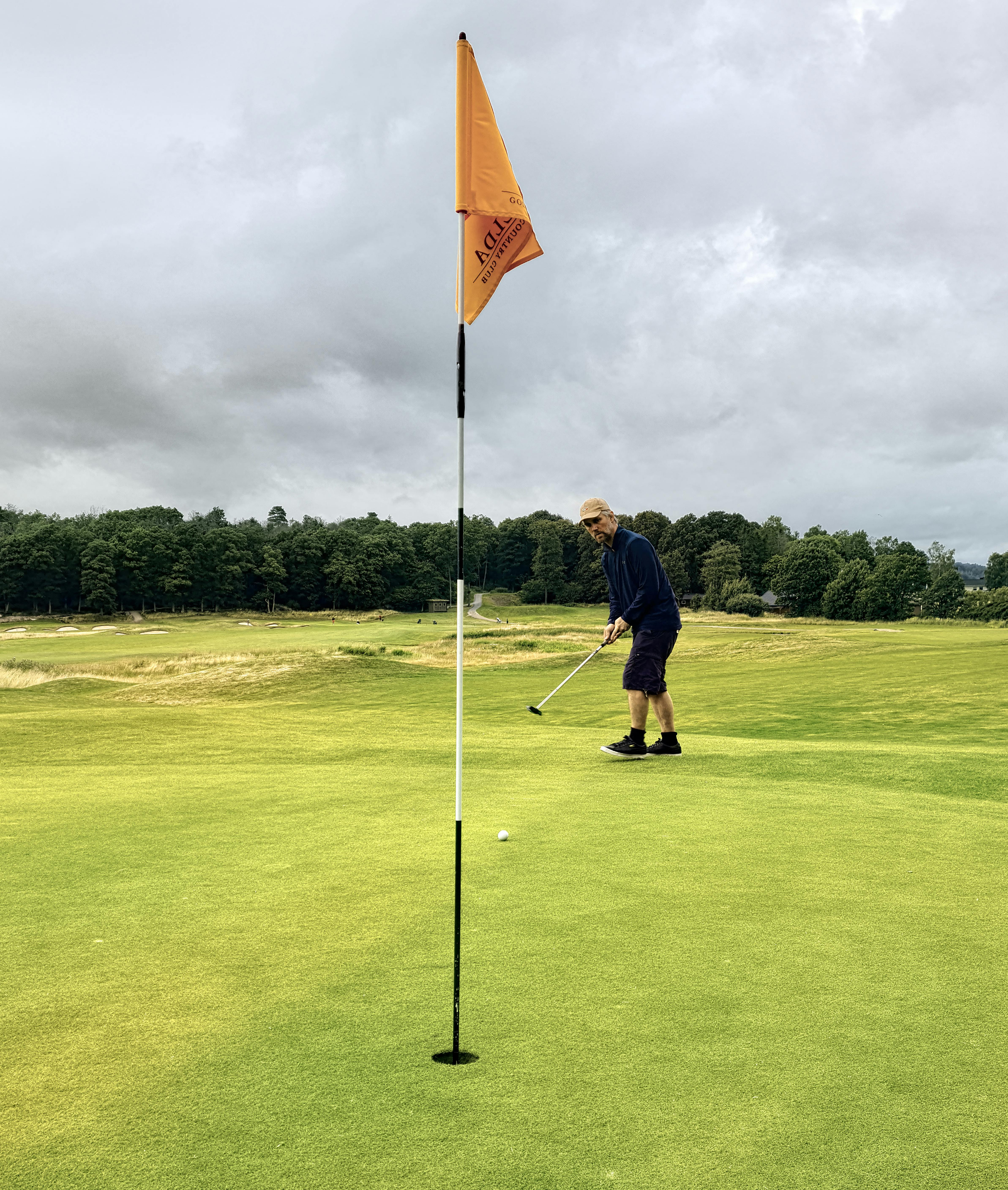 Man in Black Jacket and Black Pants Holding Golf Club \u00b7 Free Stock Photo