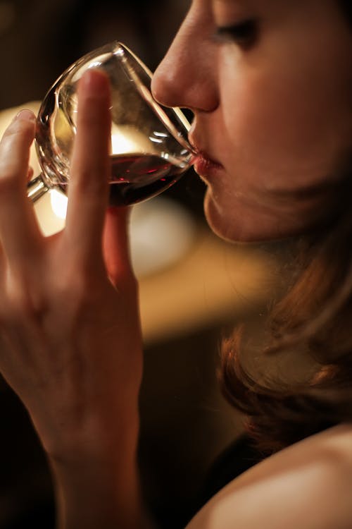 Darmowe zdjęcie z galerii z atmosfera, brunetka, czerwone wino