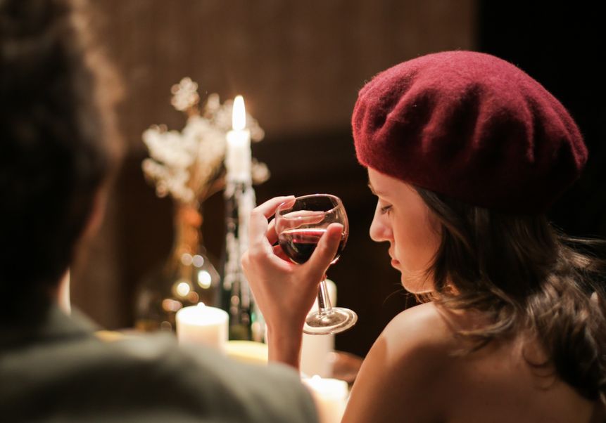 Online dating: starting a conversation on a niche platform