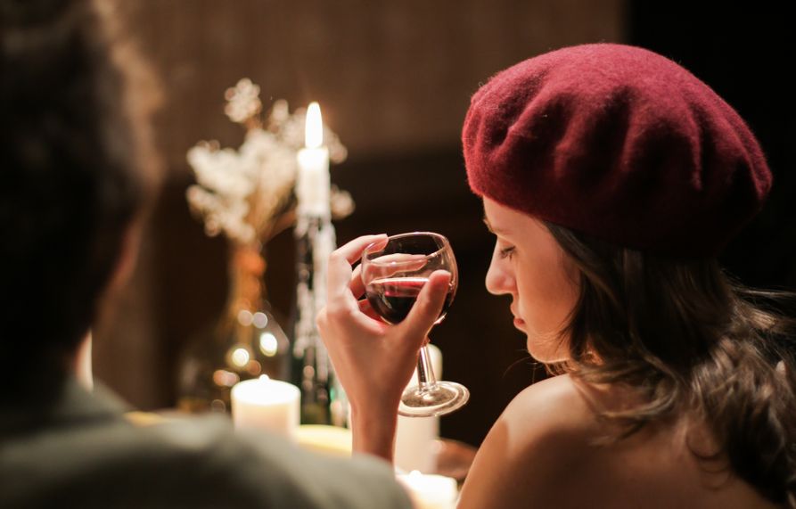 Online dating: starting a conversation on a niche platform