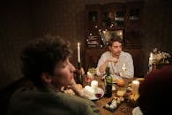 与朋友共进亲密的烛光晚餐，分享美食与美酒，增进友谊，感受温暖