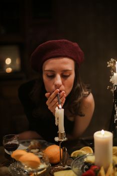 烛光晚餐上，一名戴着贝雷帽的法国女孩抽着烟，营造出一种复古的巴黎氛围