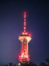 在埃里温电视塔的美丽景色下，繁星点点的夜空照亮了夜晚
