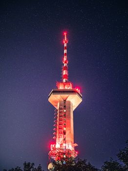 在埃里温电视塔的美丽景色下，繁星点点的夜空照亮了夜晚