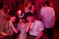 一群年轻人在霓虹灯和复古氛围中，享受着热闹的夜间派对