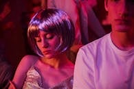 一对年轻夫妇正在灯光璀璨的派对上尽情享受