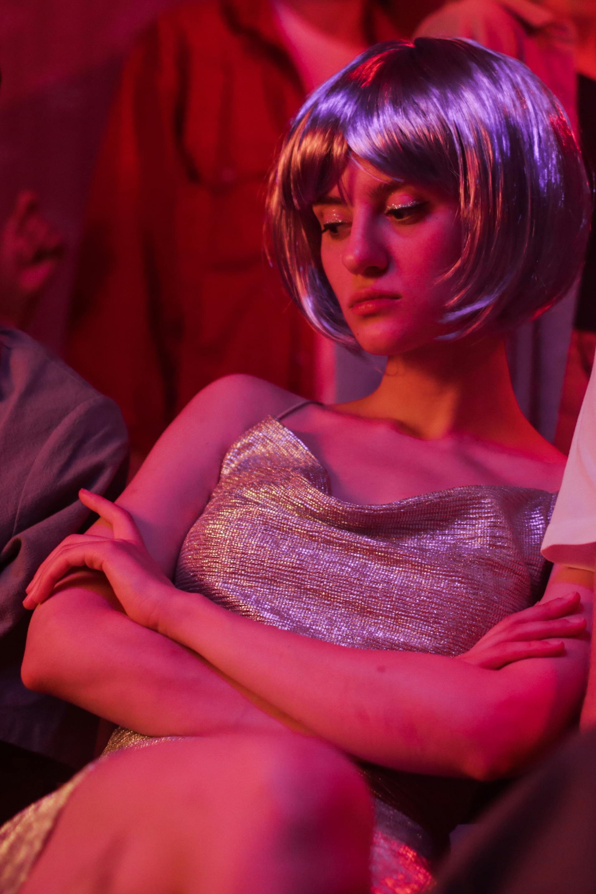 How do you know if a girl is waiting for your move?