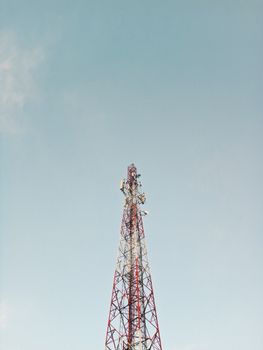 晴朗的蓝天下，高耸的电信结构非常适合技术或通信主题