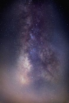 夜空令人惊叹，银河系以生动的细节展示了天体奇观