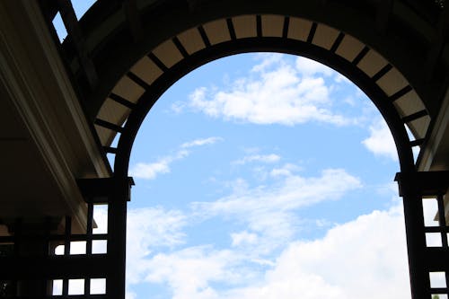 天空中的雲彩, 拱橋, 清澈的藍天 的 免費圖庫相片