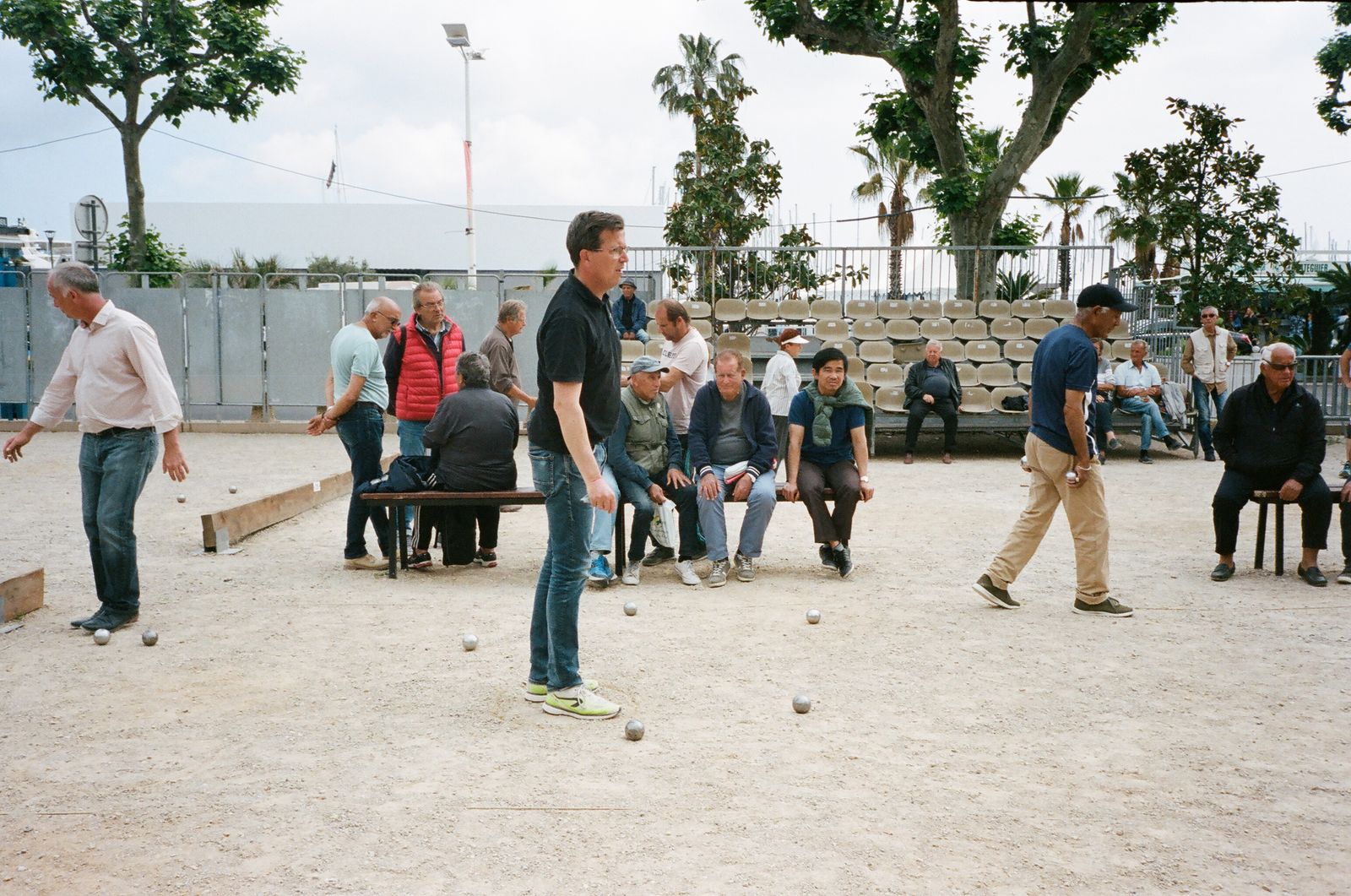 Op het plein wordt jeu de boules gespeeld