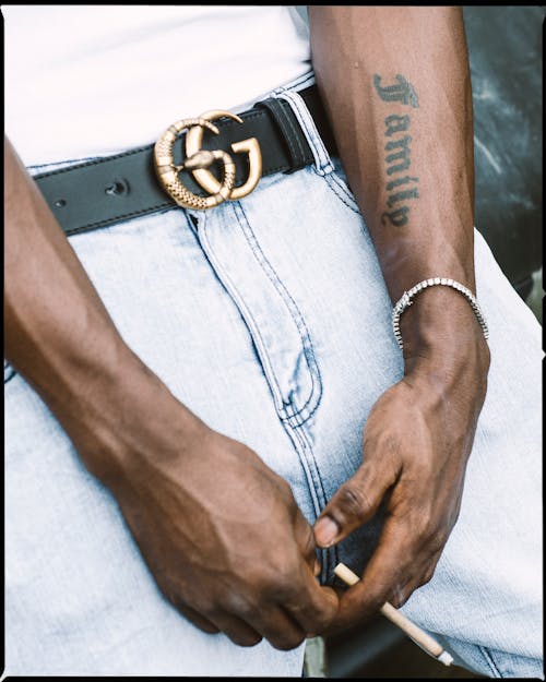 бесплатная человек с черно белой татуировкой на руке Стоковое фото