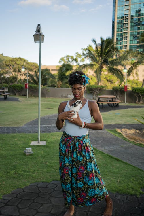 Gratis stockfoto met aanbiddelijk, aanraken, Afro-Amerikaanse vrouw