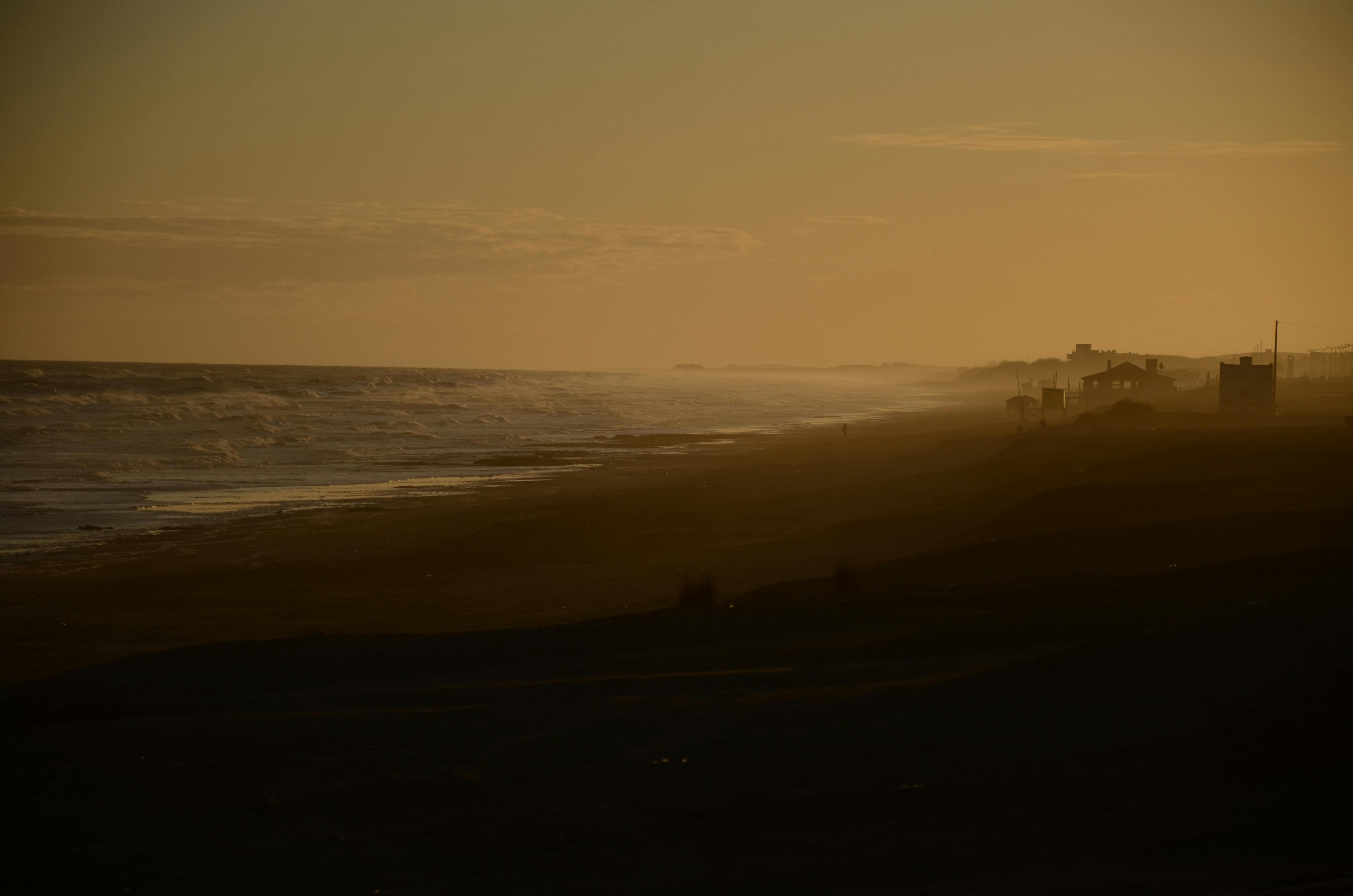 Outer Banks homes lost: flood insurance options — Photo by Alejandro Nuñez on Pexels