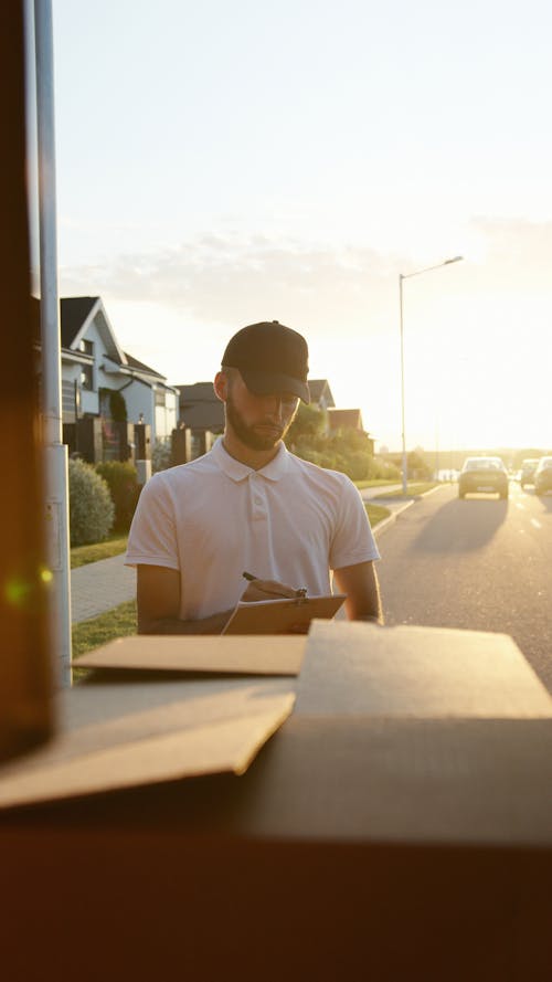Hombre En Camisa Blanca Abotonada Con Gafas De Sol Negras Sentado En Una Silla