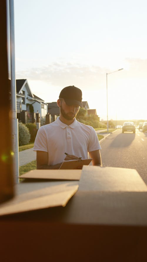 Homme En Chemise Boutonnée Blanche Portant Des Lunettes De Soleil Noires Assis Sur Une Chaise