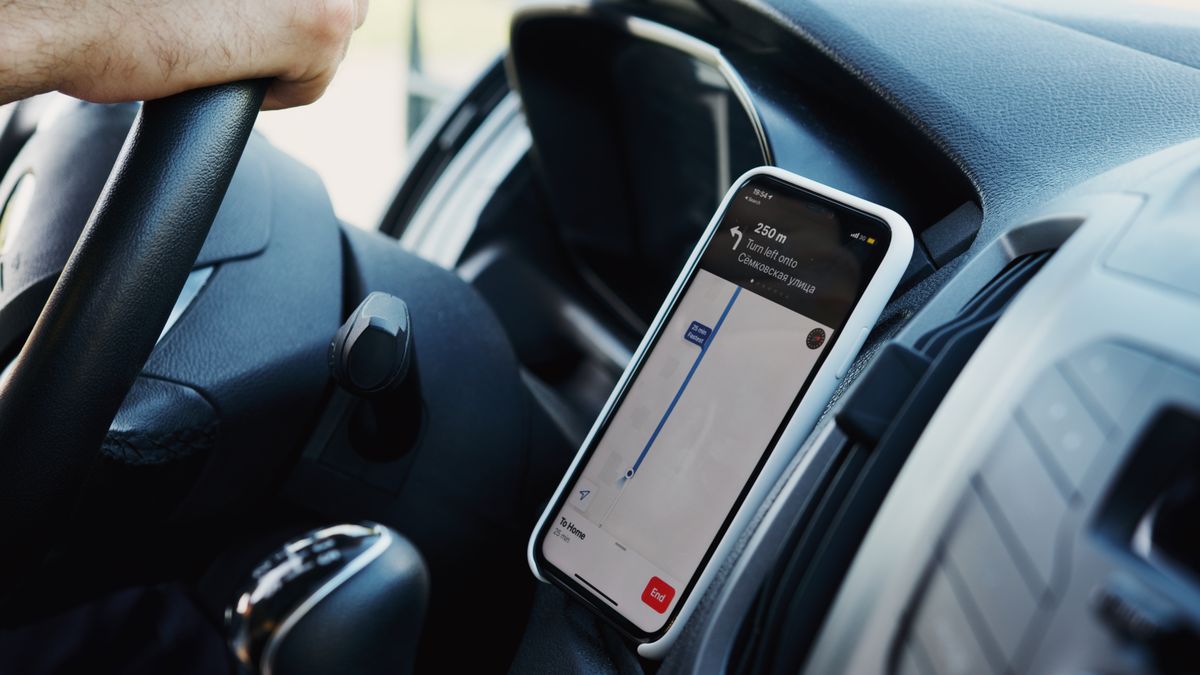 Nueva experiencia — Pago Semanal Celular con navegación sobre el tablero de un auto