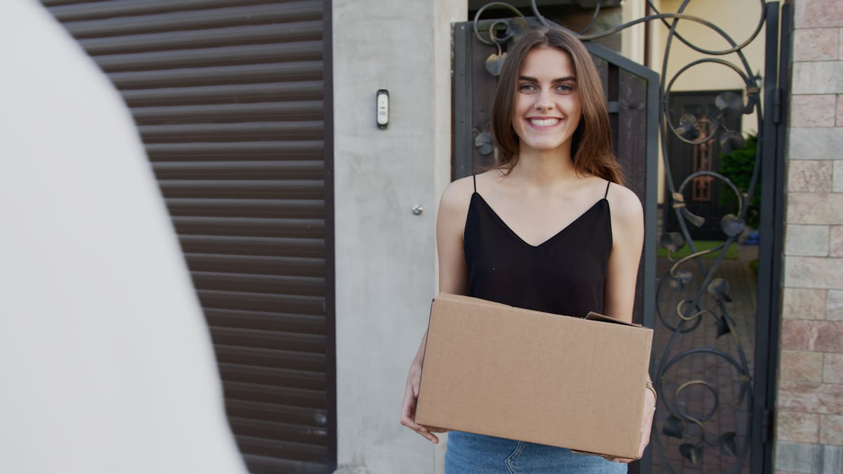 Veículo de entrega em área urbana com caixas de encomenda