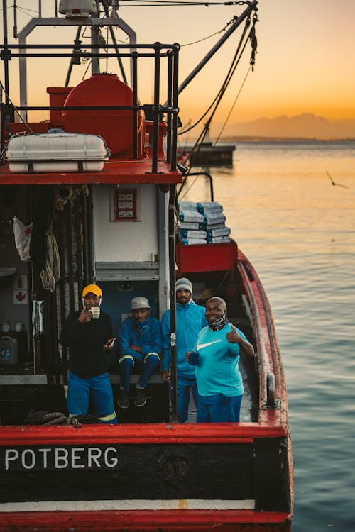 balık tutmak için ekipmanlar, balıkçı teknesi, balıkçılar içeren Ücretsiz stok fotoğraf