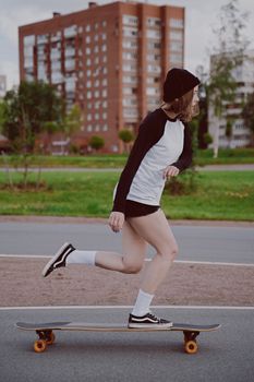 一名女子在公园的长板上悠闲地滑滑板
