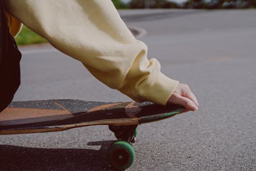 Ilmainen kuvapankkikuva tunnisteilla käsi, lähikuva, longboard