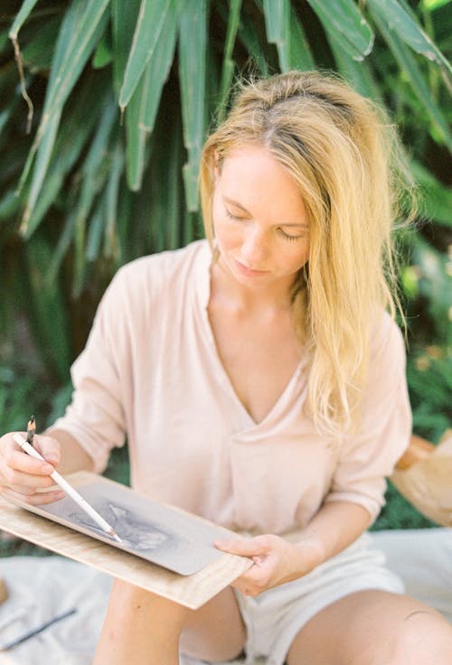 Livro De Leitura De Mulher Em Camisa Branca Com Decote Em V