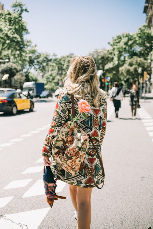 Donna In Camicia A Maniche Lunghe Tribale Rossa Gialla E Bianca Che Cammina Sulla Strada