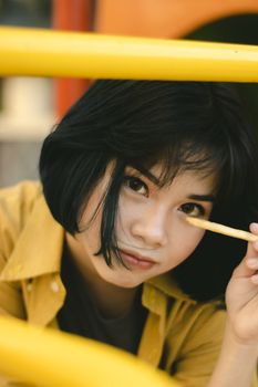 马尼拉一名女子手持薯条，表情沉思