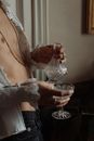 在精致的复古环境中，优雅地将葡萄酒从水晶瓶倒入玻璃杯