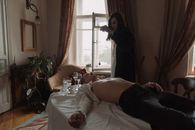 在一间复古房间里，一对神秘的男女正在进行仪式，营造出戏剧性的氛围