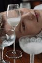 一幅超现实肖像中，一个男人在艺术环境中手持装满牛奶的酒杯