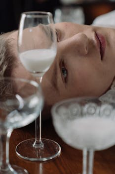 一幅超现实肖像中，一个男人在艺术环境中手持装满牛奶的酒杯