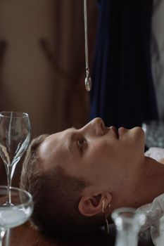 一名男子手拿怀表躺下，营造出催眠般的艺术氛围