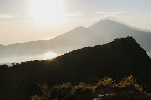 Langit Biru Di Atas Pegunungan Di Bawah Sinar Matahari