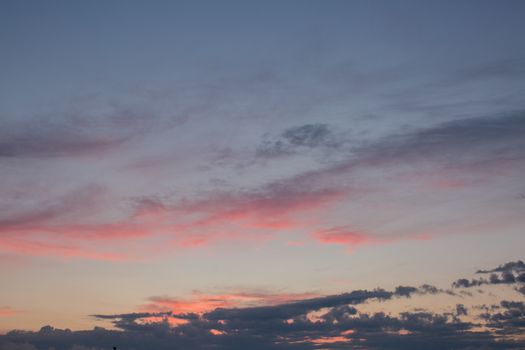 日落时分的天空宁静祥和，粉蓝交织的色调非常适合用作背景或自然主题