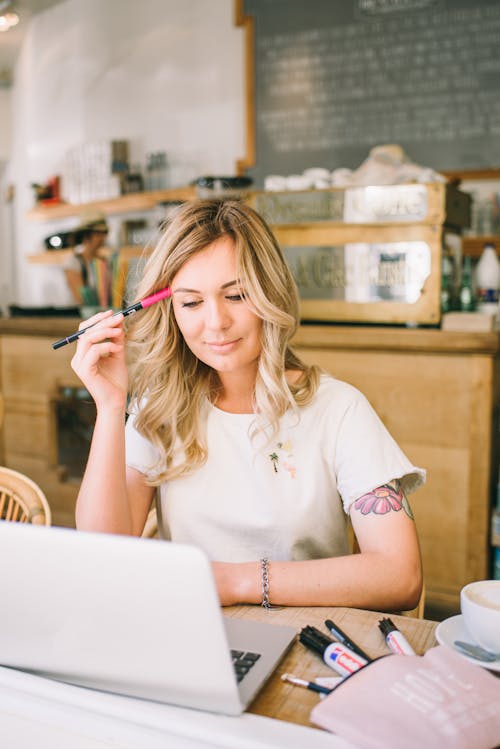 Femme Travaillant à L'intérieur Du Café