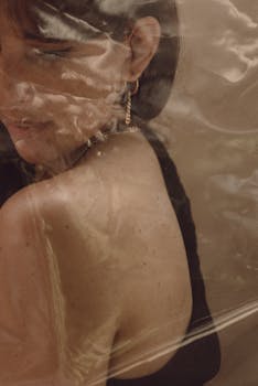 一幅迷人的女性肖像，佩戴着纹理玻璃装饰的优雅珠宝