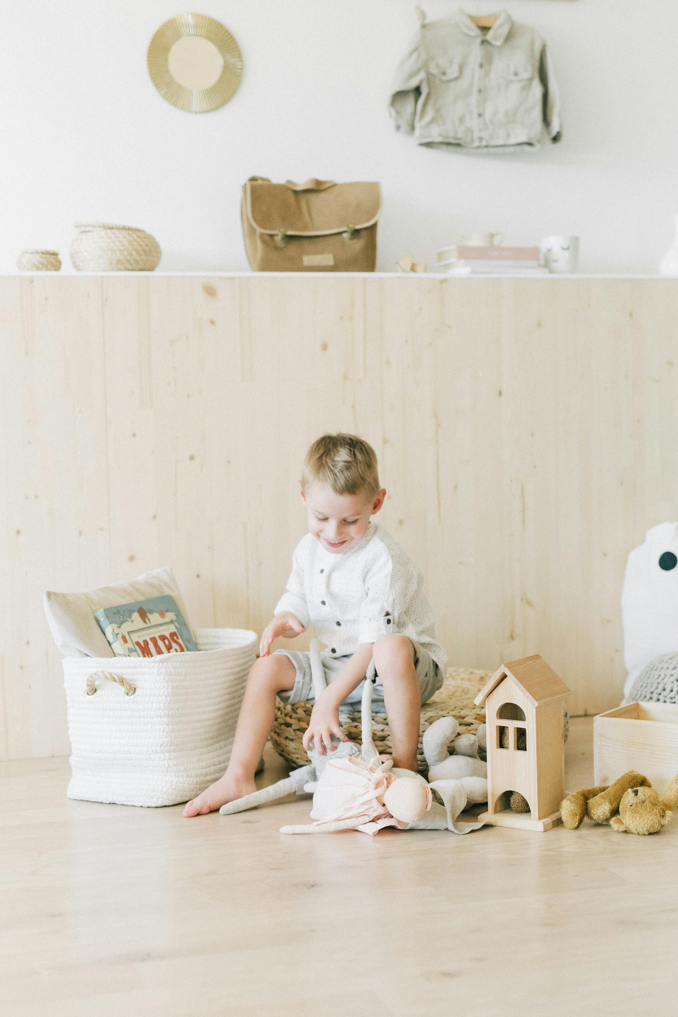 免費 可愛的男孩玩他的玩具 圖庫相片